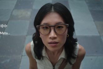 Imagen de una mujer con las gafas Ray-Ban Meta