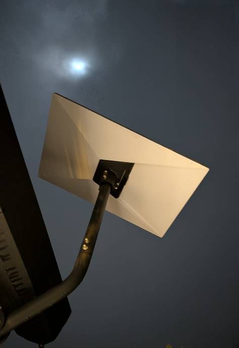 Soporte de Amazon con el que instale mi antena de Starlink en una viga de metal