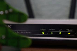 Imagen de un router configurado de manera segura, con ajustes de red y protección avanzada para evitar accesos no autorizados.